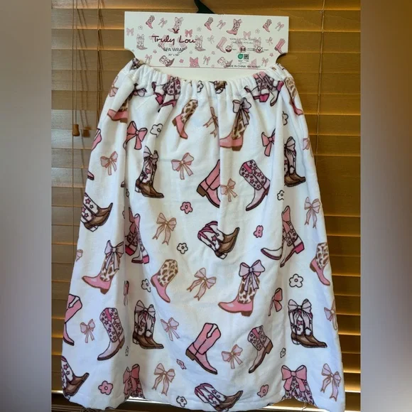 Truly Lou NWT Pink Cowboy Boot Spa Wrap, 30”x56”, 2 snaps button- closure - Picture 6 of 7